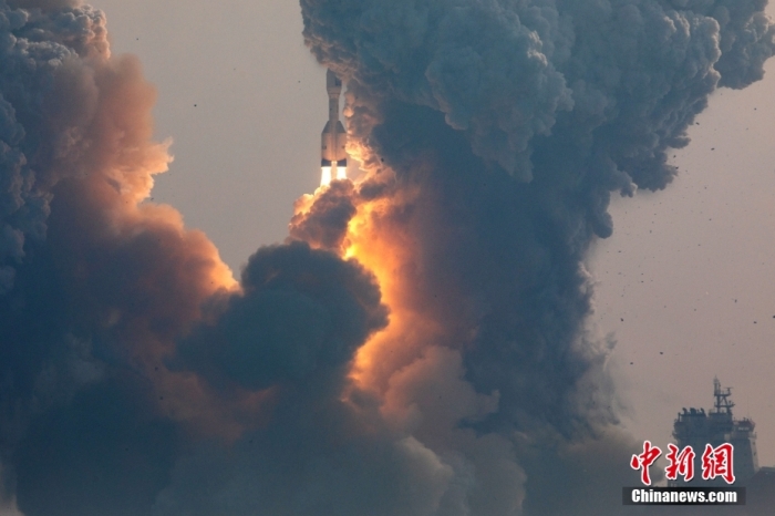 北京時間1月11日13時30分，引力一號遙一運載火箭由太原衛(wèi)星發(fā)射中心在山東海陽附近海域點火升空，將云遙一號18～20星3顆衛(wèi)星送入預定軌道，飛行試驗任務獲得圓滿成功。這是引力一號火箭首次飛行，創(chuàng)造全球最大固體運載火箭、中國運力最大民商火箭紀錄。圖/太原衛(wèi)星發(fā)射中心