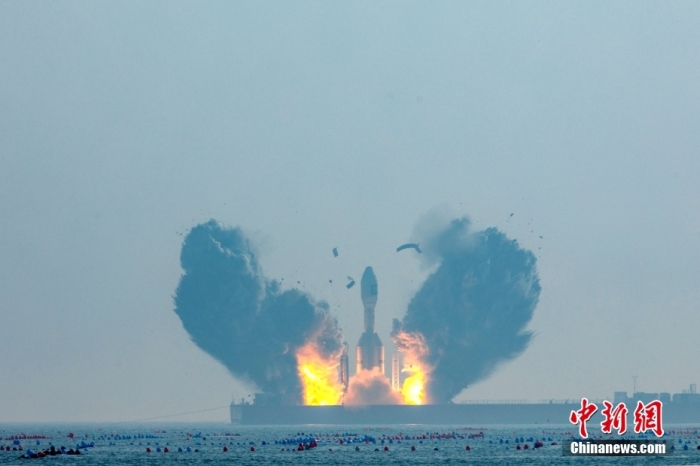 北京時間1月11日13時30分，引力一號遙一運載火箭由太原衛(wèi)星發(fā)射中心在山東海陽附近海域點火升空，將云遙一號18～20星3顆衛(wèi)星送入預定軌道，飛行試驗任務獲得圓滿成功。這是引力一號火箭首次飛行，創(chuàng)造全球最大固體運載火箭、中國運力最大民商火箭紀錄。圖/太原衛(wèi)星發(fā)射中心