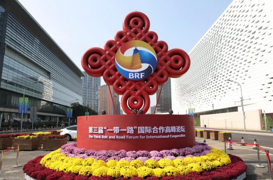 這是2023年10月17日在北京國家會議中心附近拍攝的“一帶一路”國際合作高峰論壇景觀布置。新華社記者 陳斌 攝