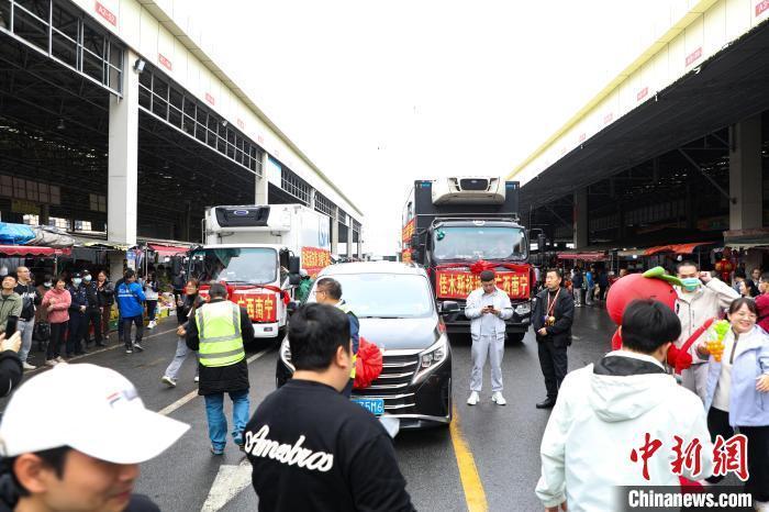 運(yùn)載蔓越莓車隊(duì)前，不少民眾正在圍觀打卡。 王偉臣 攝