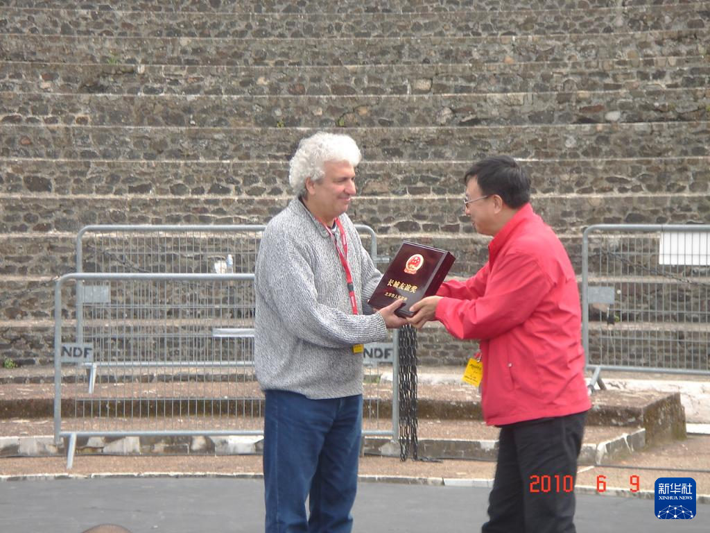 這是2010年帕特里克·索米耶（圖左）獲頒北京市人民政府授予的“長城友誼獎”時的資料照片。新華社發(fā)（受訪對象供圖）