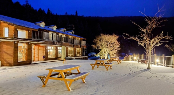 位在宜蘭縣內(nèi)的太平山森林游樂區(qū)23日凌晨開始下雪，園區(qū)翠峰山屋前一片雪白。圖片來源：臺灣“中央社”。
