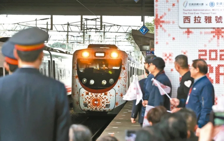 圖為彩繪列車“SIRAYA西拉雅號(hào)”。圖片來源：臺(tái)灣《聯(lián)合報(bào)》侯永全攝