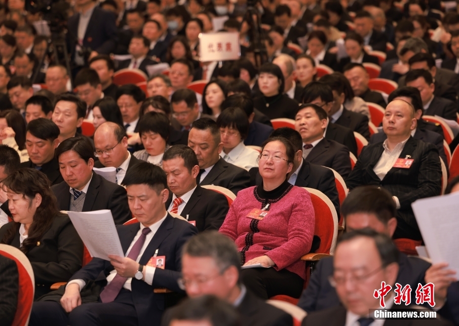 1月23日，安徽省第十四屆人民代表大會第二次會議在合肥開幕。圖為代表委員認真聽取政府工作報告。