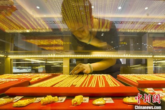 山西省太原市，一商場(chǎng)工作人員整理黃金飾品。