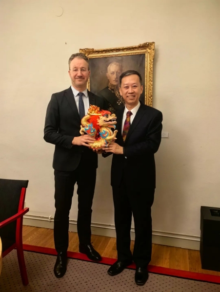 中國駐瑞典大使崔愛民（右）會見瑞典外交部外貿(mào)總司長嚴(yán)波（左）。中國駐瑞典大使館供圖