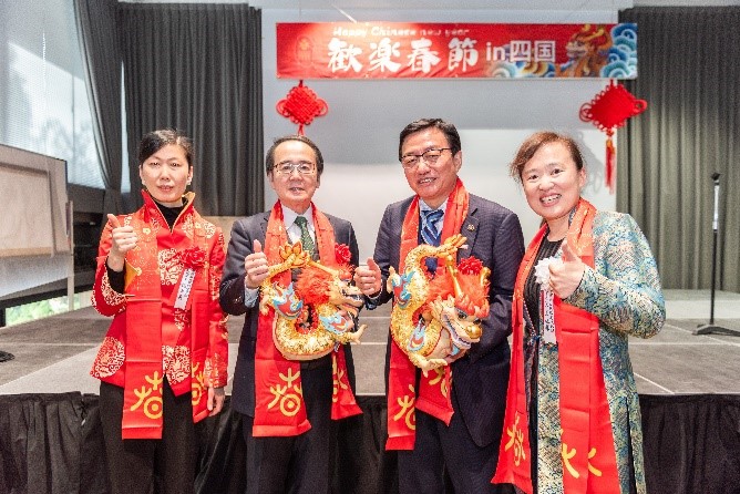 向池田知事、大西市長(zhǎng)贈(zèng)送“歡樂春節(jié)“吉祥龍。從左到右為魏有美副總領(lǐng)事、池田豊人知事、大西秀人市長(zhǎng)、馬曉琛主任。中國(guó)駐大阪旅游辦事處供圖