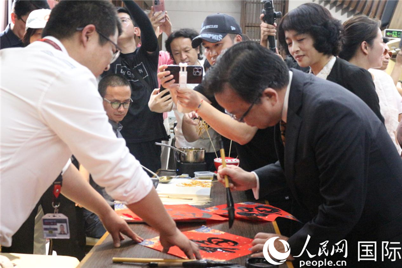 中國駐菲律賓大使黃溪連出席活動并與留菲學(xué)子共迎新春。人民網(wǎng)記者樊帆 攝