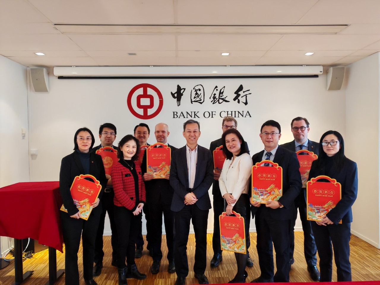 中國(guó)駐瑞典大使崔愛(ài)民（左六）與中國(guó)銀行（歐洲）有限公司斯德哥爾摩分行中外員工合影。中國(guó)駐瑞典大使館供圖
