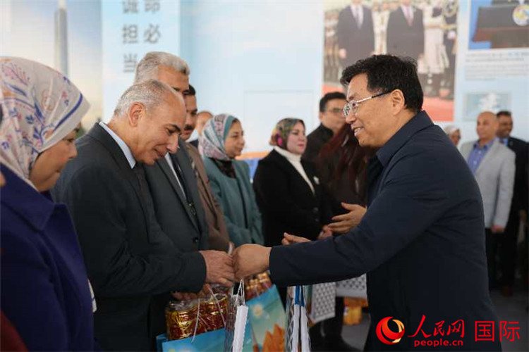 中建埃及分公司董事長(zhǎng)常偉才為埃及師生發(fā)放新年禮包。人民網(wǎng)記者 黃培昭攝