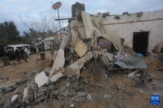 2月5日，在加沙地帶南部城市拉法，人們查看以軍空襲后的建筑廢墟。新華社發(fā)（哈立德·奧馬爾攝）
