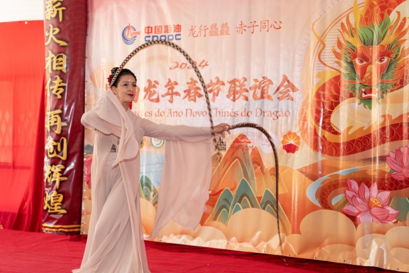 巴西藝術(shù)家表演中國(guó)舞。里約天主教大學(xué)孔子學(xué)院供圖