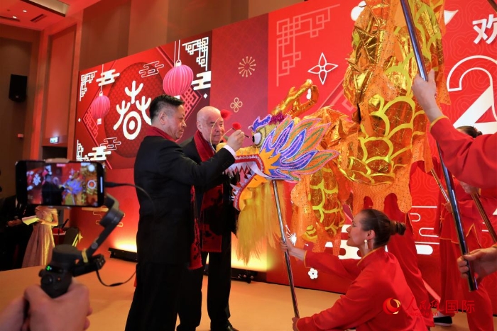 張漢暉（左）、施威特科（右）共同為彩龍點(diǎn)睛。于子恒攝