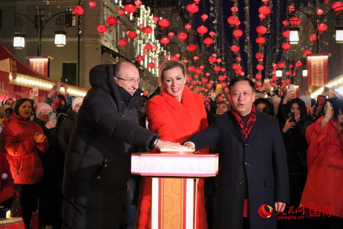 張漢暉、扎哈羅娃、科茲洛夫（從右至左）共同按下活動(dòng)啟動(dòng)按鈕。于子恒攝