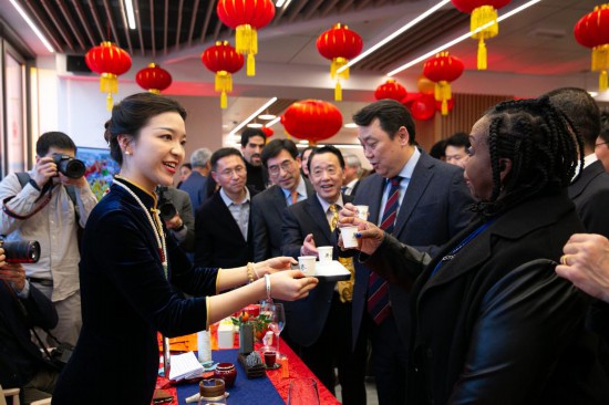 2月2日，人們?cè)谖挥谝獯罄_馬的聯(lián)合國(guó)糧農(nóng)組織總部體驗(yàn)中國(guó)茶藝。新華社記者李京攝