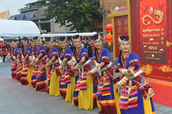2月10日，演員在泰國曼谷唐人街舉行的“歡樂春節(jié)”活動(dòng)上跳舞。當(dāng)日，泰國“歡樂春節(jié)”文化活動(dòng)在曼谷唐人街舉辦。（新華社發(fā)，拉亨攝）