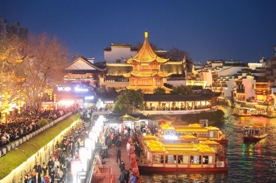 2月14日，游客在南京夫子廟景區(qū)賞燈游玩。（新華社發(fā)，蘇陽攝）