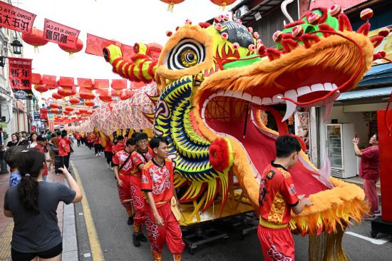 2月1日，由馬來(lái)西亞和中國(guó)的100多名青少年組成的舞龍隊(duì)在馬來(lái)西亞馬六甲市雞場(chǎng)街上共舞一條近200米的“長(zhǎng)龍”。這是活動(dòng)現(xiàn)場(chǎng)的“長(zhǎng)龍”。新華社記者程一恒攝