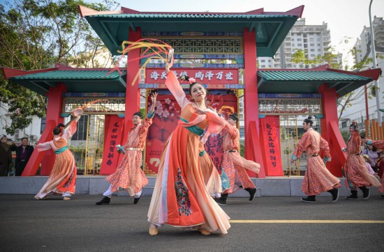 2月12日，在位于海南省海口市的第十六屆萬(wàn)春會(huì)分會(huì)場(chǎng)——海瑞文化公園春節(jié)系列活動(dòng)中拍攝的舞蹈演藝現(xiàn)場(chǎng)。新華社記者蒲曉旭攝