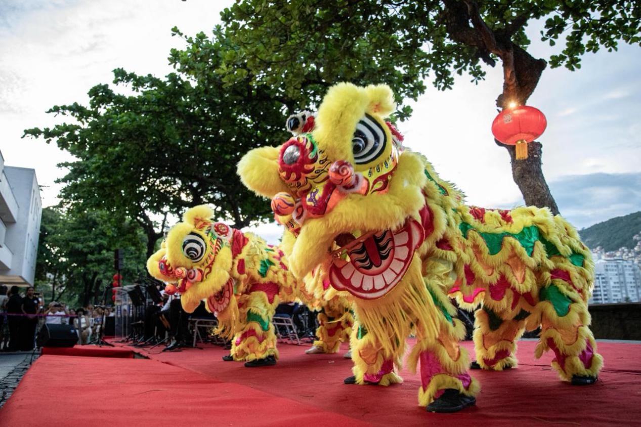 當(dāng)?shù)貢r(shí)間2月24日晚，2024年元宵節(jié)慶?；顒?dòng)在巴西里約熱內(nèi)盧市科帕卡巴納要塞舉辦。巴西山河文化促進(jìn)中心供圖