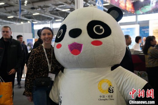 3月5日，2024年柏林國際旅游交易會(ITB)在柏林會展中心拉開帷幕。以“你好！中國”為主題的中國展區(qū)當日亮相展會。圖為觀眾與大熊貓人偶合影。中新社記者 馬秀秀 攝