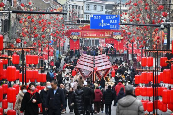 2024年2月18日，游客在2024年青島蘿卜·元宵·糖球會(huì)上消費(fèi)、游玩。新華社記者李紫恒攝
