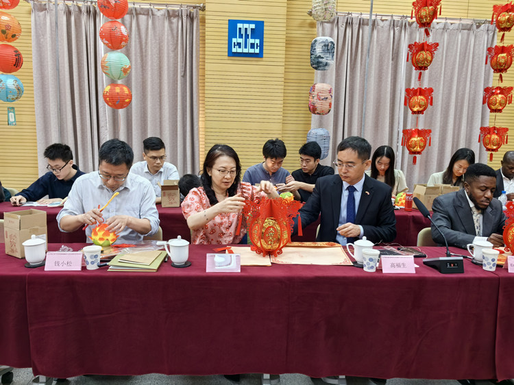 燈籠文化交流活動現(xiàn)場。中建國際中西非公司供圖