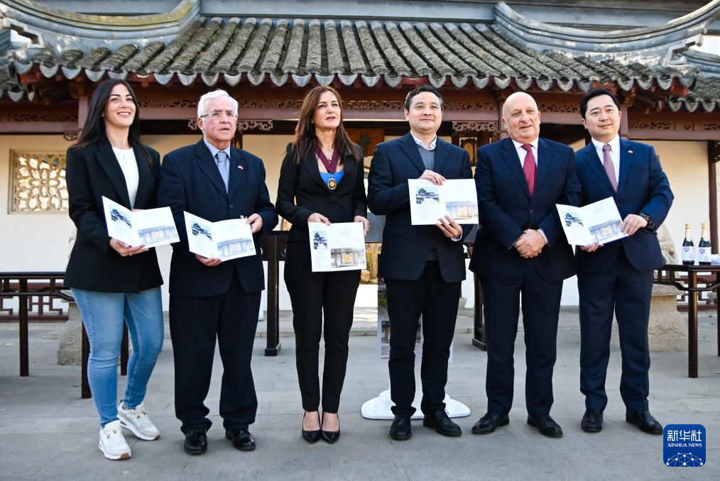 3月6日，嘉賓出席在馬耳他桑塔露琪亞市舉行的中國生肖郵票發(fā)行儀式。新華社發(fā)（喬納森·博格攝）