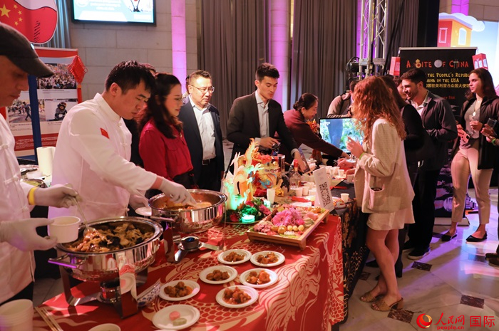 使館工作人員詳細(xì)為現(xiàn)場美食家和來賓講解菜品色香味特點(diǎn)、原料特色、烹制手法及其中蘊(yùn)含的中華美食文化。人民網(wǎng)記者 李志偉攝