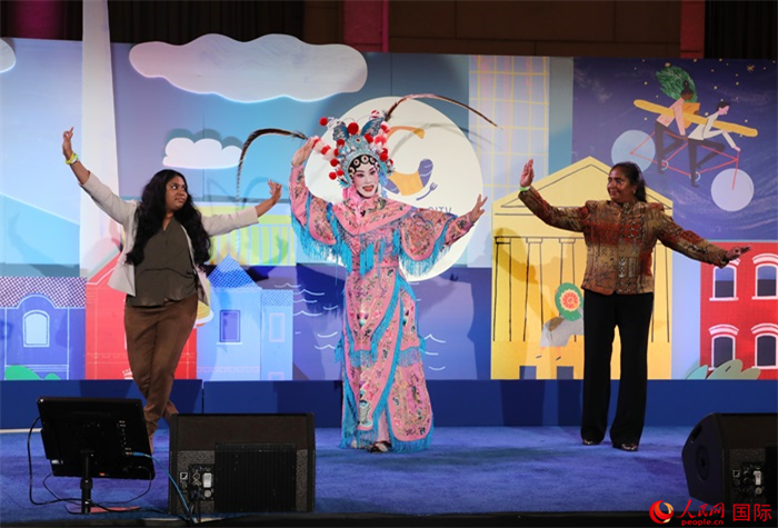 當(dāng)?shù)厝A人京劇社團(tuán)的青年演員現(xiàn)場表演京劇選段，并與現(xiàn)場觀眾近距離互動(dòng)。人民網(wǎng)記者 李志偉攝