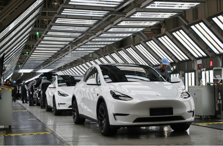 2023年12月22日，在特斯拉上海超級工廠內(nèi)，工人在對出廠前的車輛進行漆面及門窗檢測。新華社記者 方喆 攝