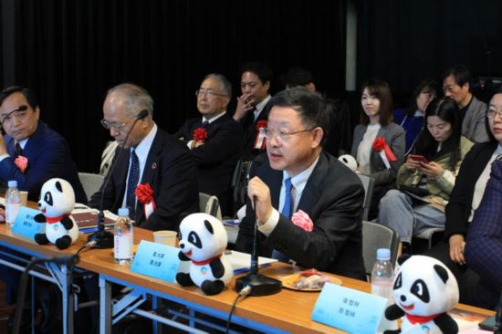 圖為四川省文化和旅游廳廳長戴允康向日本友人介紹四川旅游資源。（中國駐東京旅游辦事處供圖）