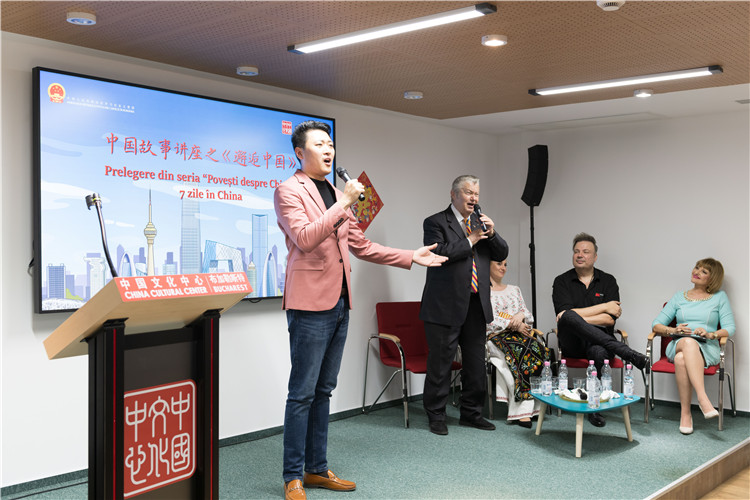 中國青年男高音歌唱家方瀧與奧爾基·圖爾達(dá)合唱羅語歌曲。布加勒斯特中國文化中心供圖。