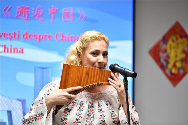 喬治亞娜·帕納演奏排簫。 布加勒斯特中國文化中心供圖。