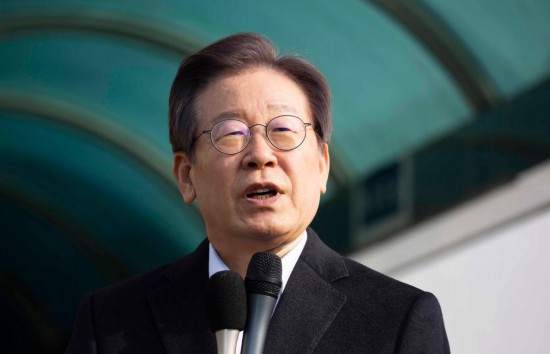 1月10日，韓國最大在野黨黨首李在明從首爾大學醫(yī)院出院時發(fā)表講話。新華社發(fā)（全休相攝）