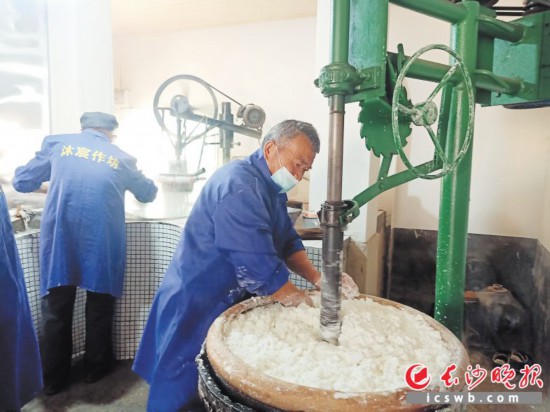 　　作坊里工人正在進(jìn)行粉絲生產(chǎn)。受訪者供圖