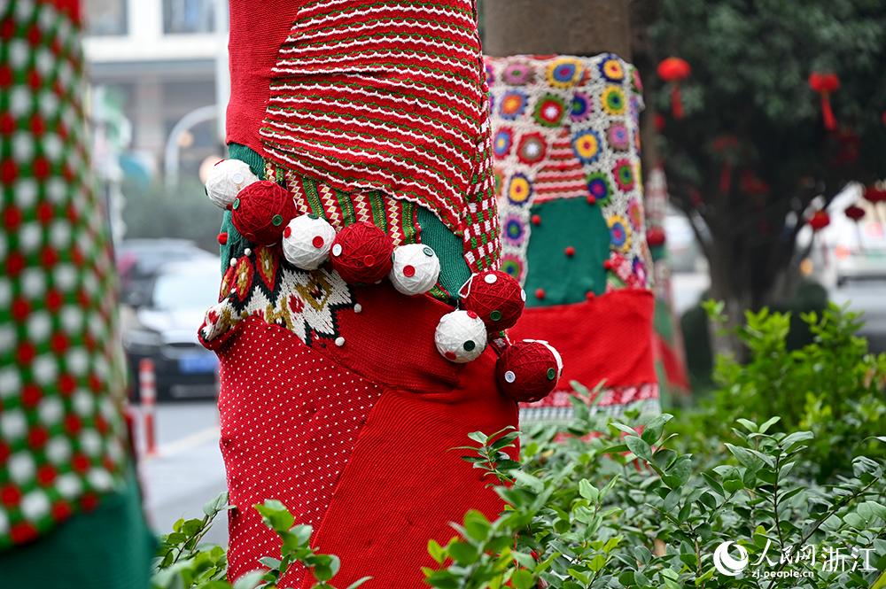 杭州市拱墅區(qū)獅虎橋路上的行道樹(shù)“穿”上了新裝。人民網(wǎng) 葉賓得攝