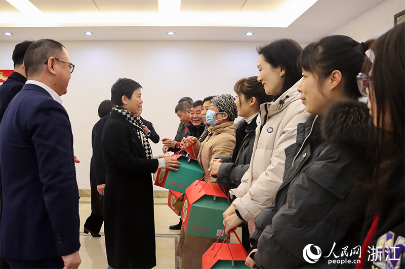 杭州市上城區(qū)“我為年夜飯?zhí)淼啦恕睈?ài)心禮盒正式啟送。人民網(wǎng) 秦文攝