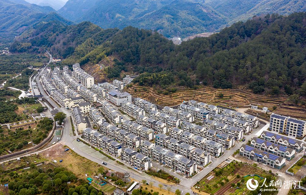 近日，航拍寧波市海曙區(qū)龍觀鄉(xiāng)李岙村屋頂光伏項目。人民網(wǎng) 章勇濤攝