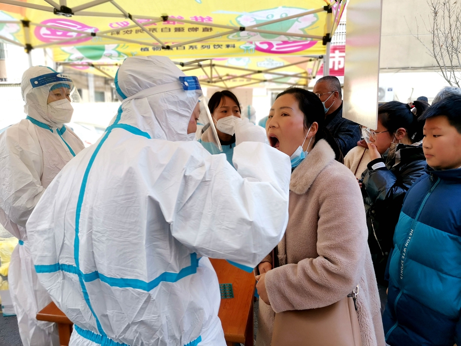 連云港贛榆區(qū)抽調(diào)近500名醫(yī)務人員開展核酸檢測。朱代桂攝