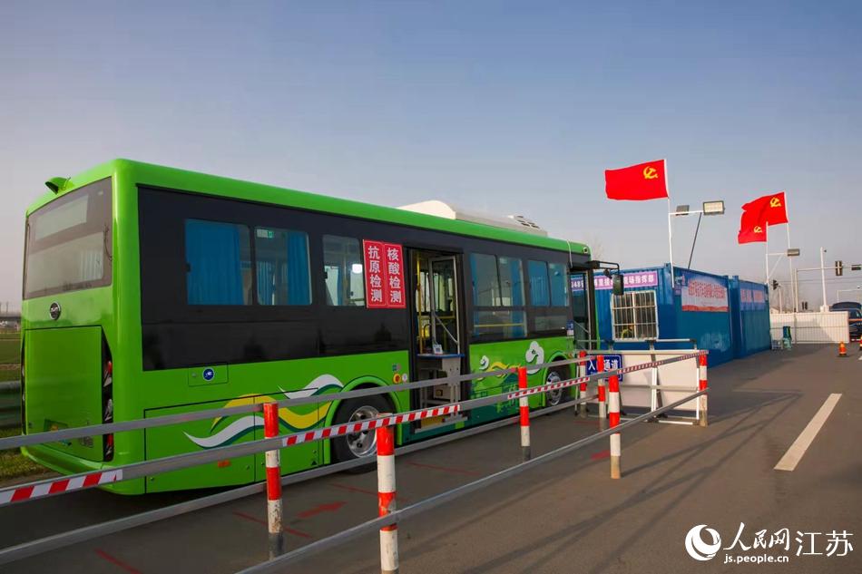 淮安市客總汽車運(yùn)輸有限公司調(diào)集兩部車況最佳“核酸采樣流動(dòng)車”，組建黨員“先鋒崗”。紀(jì)星名攝