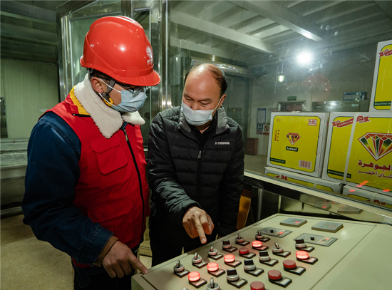 電力工作人員對(duì)用電企業(yè)進(jìn)行指導(dǎo)。受訪單位供圖