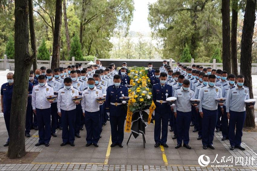 涼山州森林消防支隊駐西昌全體消防救援人員一同前往西昌市烈士陵園舉行紀(jì)念活動。樊文淵攝