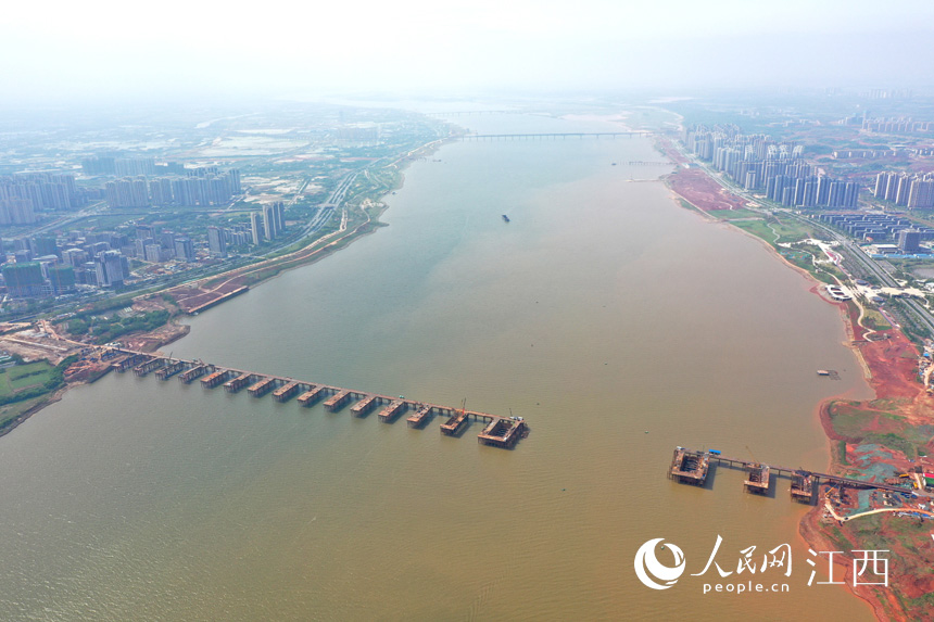 航拍九龍湖過(guò)江大橋，該橋是南昌第七座跨贛江通道。 人民網(wǎng) 時(shí)雨攝
