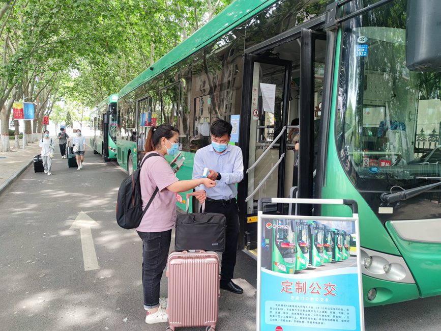 公交車從校園宿舍樓下出發(fā)，直達鄭州火車站和鄭州東站。崔晨攝