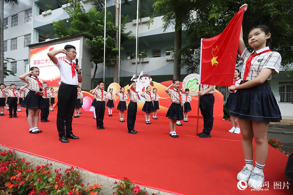 5月31日，在廣西壯族自治區(qū)南寧市民主路小學(xué)，學(xué)校大隊(duì)輔導(dǎo)員帶領(lǐng)少先隊(duì)員呼號。人民網(wǎng)記者 嚴(yán)立政攝
