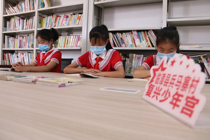 河北省臨漳縣柏鶴集鄉(xiāng)兵馬寨村復(fù)興少年宮，孩子們在閱覽室讀書。 申志好攝
