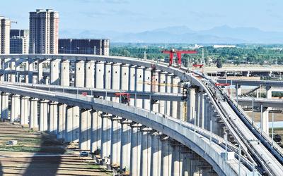 6月7日，工人在唐山市高新技術(shù)開發(fā)區(qū)境內(nèi)的京唐城際鐵路建設(shè)工地施工（無人機(jī)照片）。 新華社記者 楊世堯攝