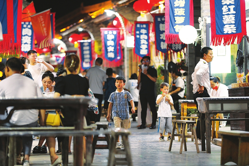  6月17日晚，游客在運(yùn)城市鹽湖區(qū)嵐山根運(yùn)城印象景區(qū)內(nèi)游玩。連日來(lái)，運(yùn)城市通過(guò)發(fā)放消費(fèi)券，培育夜購(gòu)、夜味、夜宿、夜玩、夜賞的消費(fèi)形態(tài)，迅速推動(dòng)消費(fèi)企穩(wěn)回暖，為經(jīng)濟(jì)發(fā)展注入強(qiáng)勁動(dòng)力。 金玉敏攝