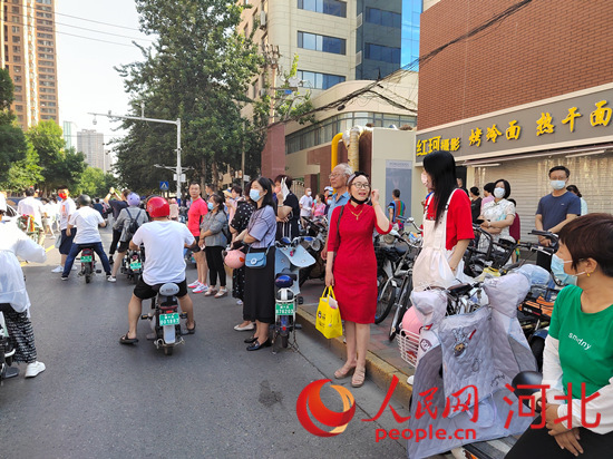 石家莊外國語學(xué)?？键c外送考的家長。人民網(wǎng) 祝龍超攝